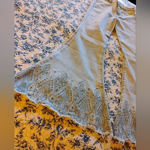 Eyelet bell bottom jeans - Picture 2 of 13